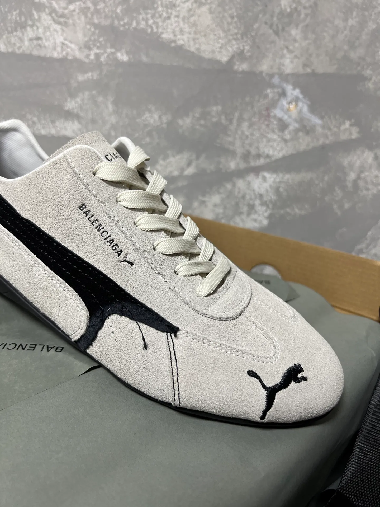 👟👟Ex-factory price 480👟👟 PUMA co-branded Balenciaga: Who knows! This pair of distressed and war-damaged Speedcats are so good-looking. The thin-soled sneakers have been upgraded to 2.0, which destroys the aesthetics of the street. More than half of the classic PUMA stripes on the side of the shoes have been "violently torn". The distressed treatment has a sense of ruined art, and it becomes the focus of the street in seconds! Hot stamping double logo + gold foil size mark on the heel, the details give a high-end feel Code number: 35-44 (45 customized)
